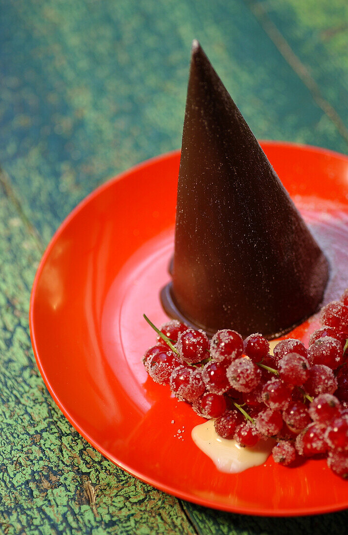 Schokokegel mit Vanillesoße und Johannisbeeren