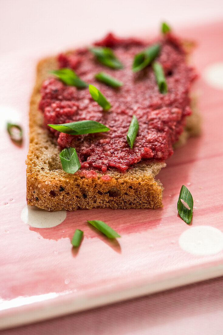 Rote-Bete-Aufstrich auf Vollkornbrot