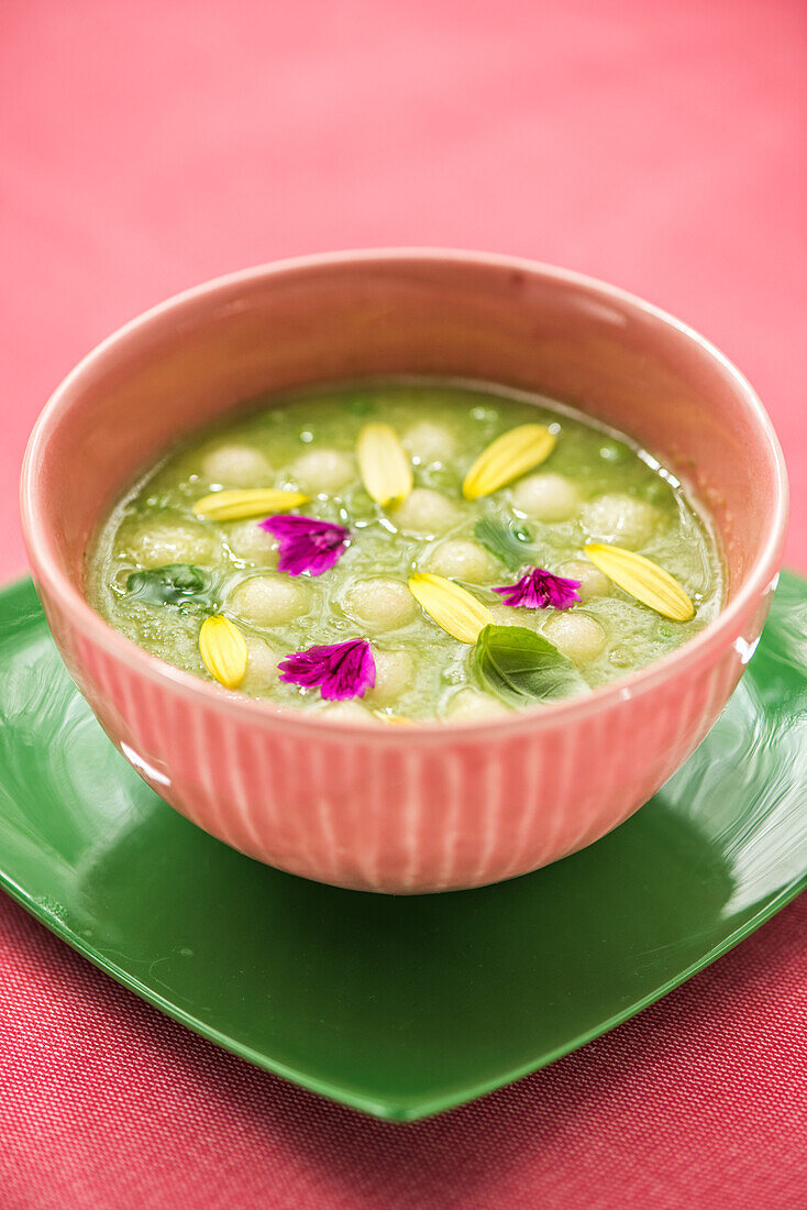 Erbsen-Apfel-Gazpacho mit Essblüten