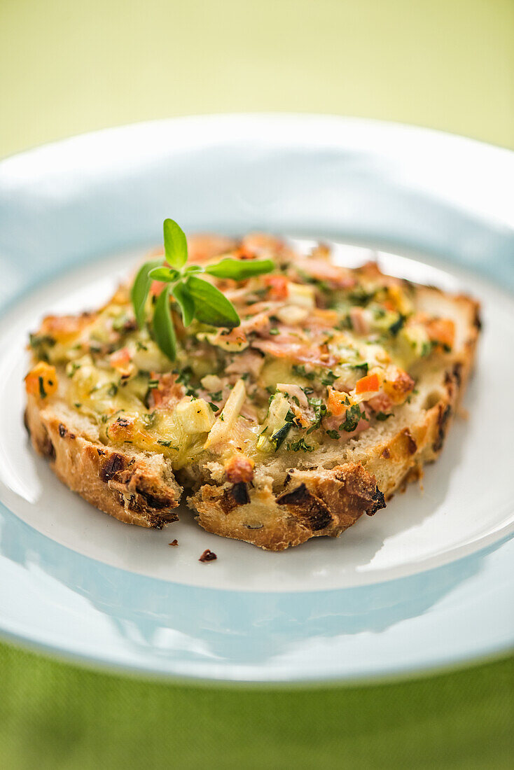 Gratinated bread with herbs and vegetables