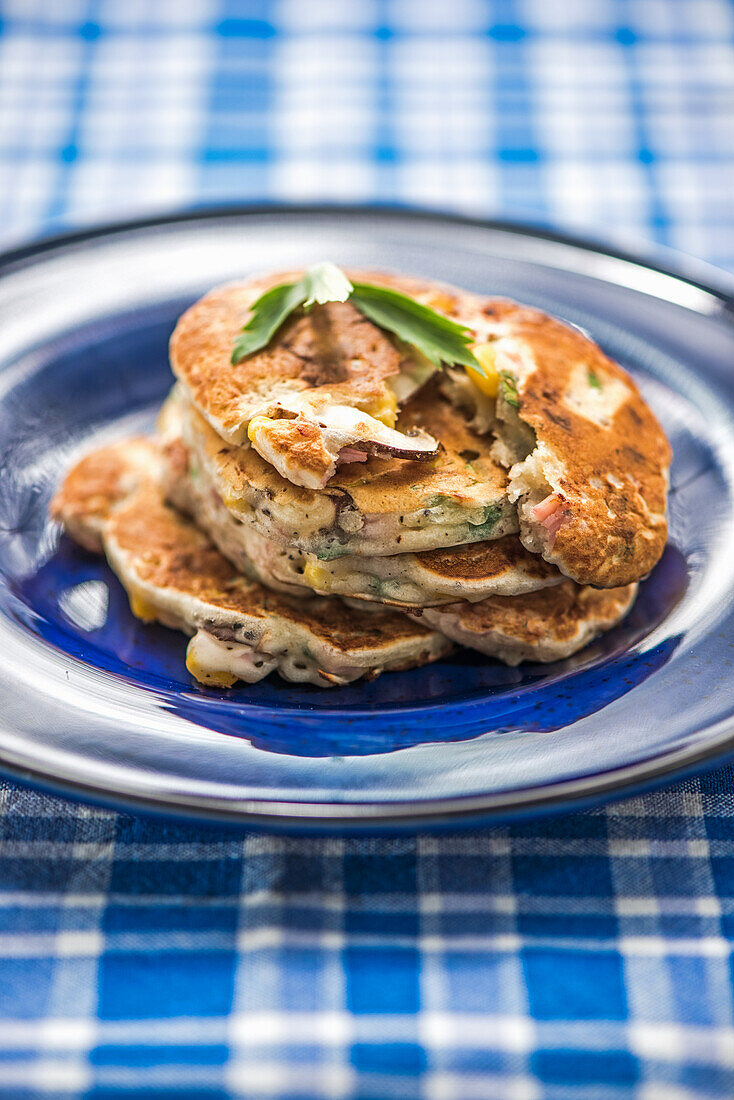 Herzhafte Pfannkuchen mit Schinken und Frühlingszwiebeln