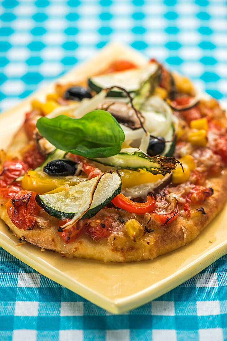 Vegetarische Pizza mit Paprika und Zucchini