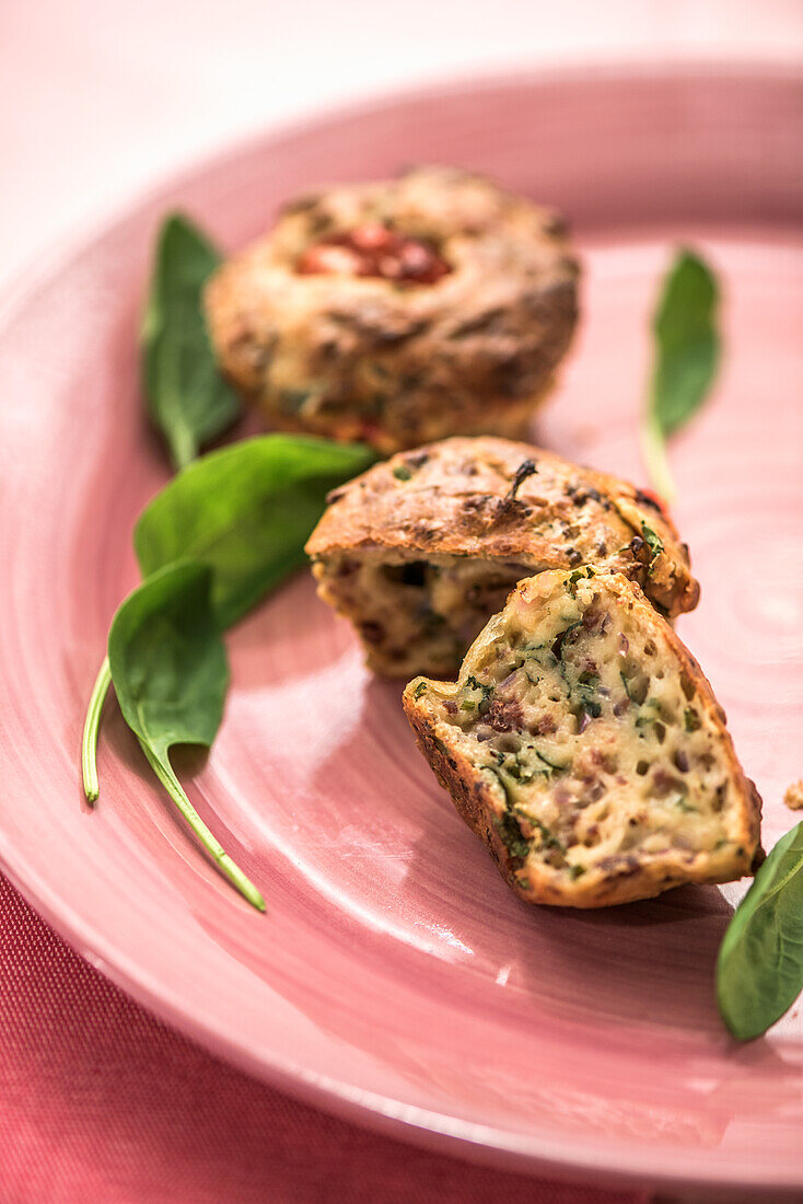 Herzhafte Muffins mit Spinat und Kräutern