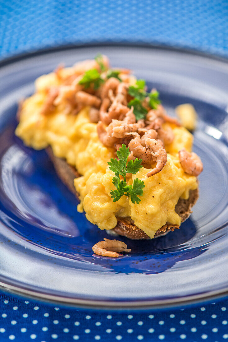 Rührei mit Büsumer Krabben auf Bauernbrot