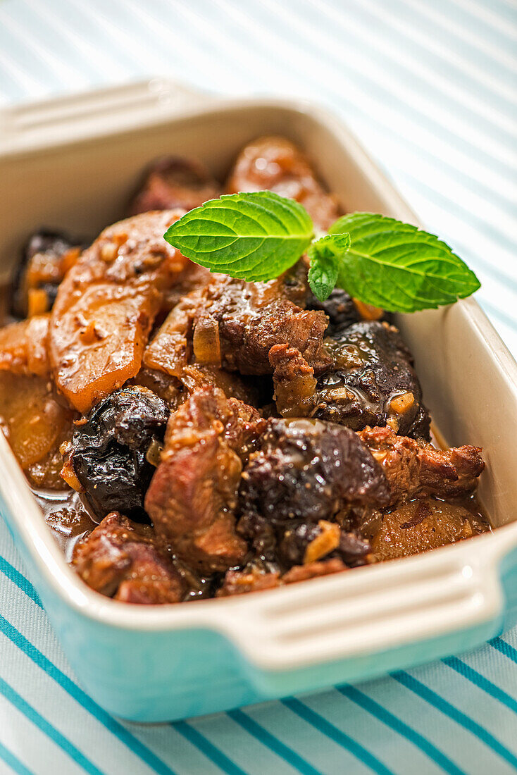 Lamb ragout with white pepper, apples and plums