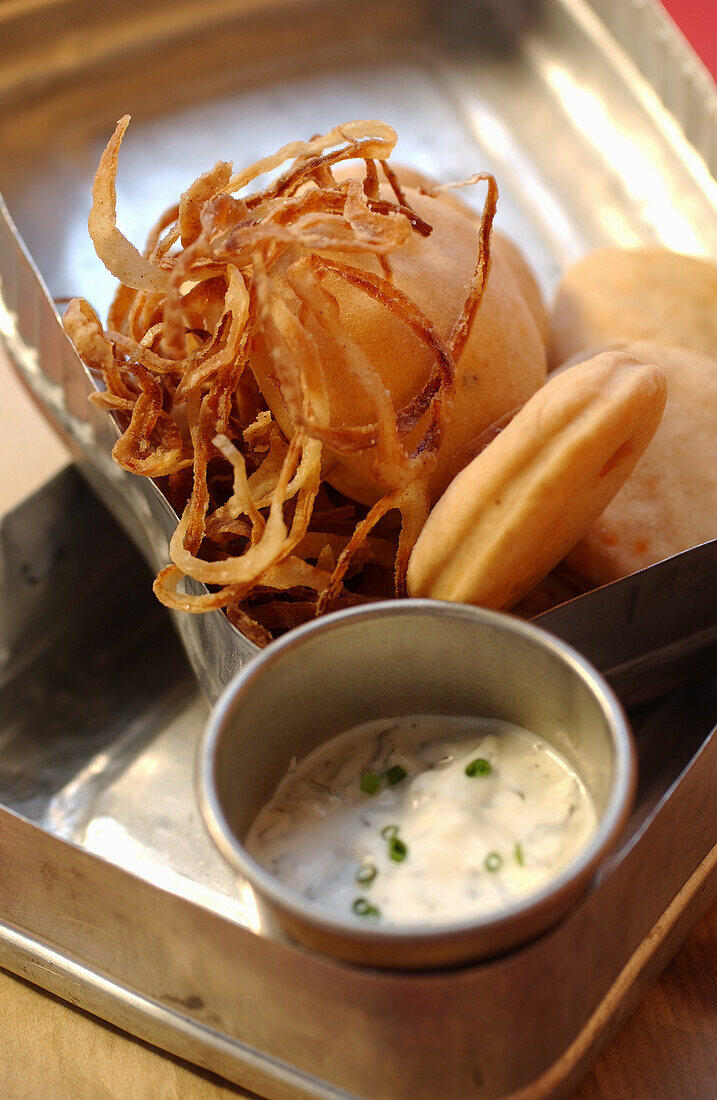 Chilli cookies with fried onions and dip