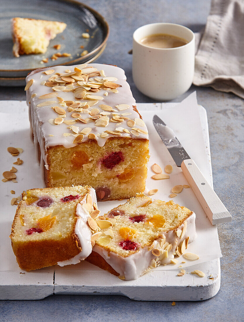 Mandelkuchen mit Früchten und Zuckerguss