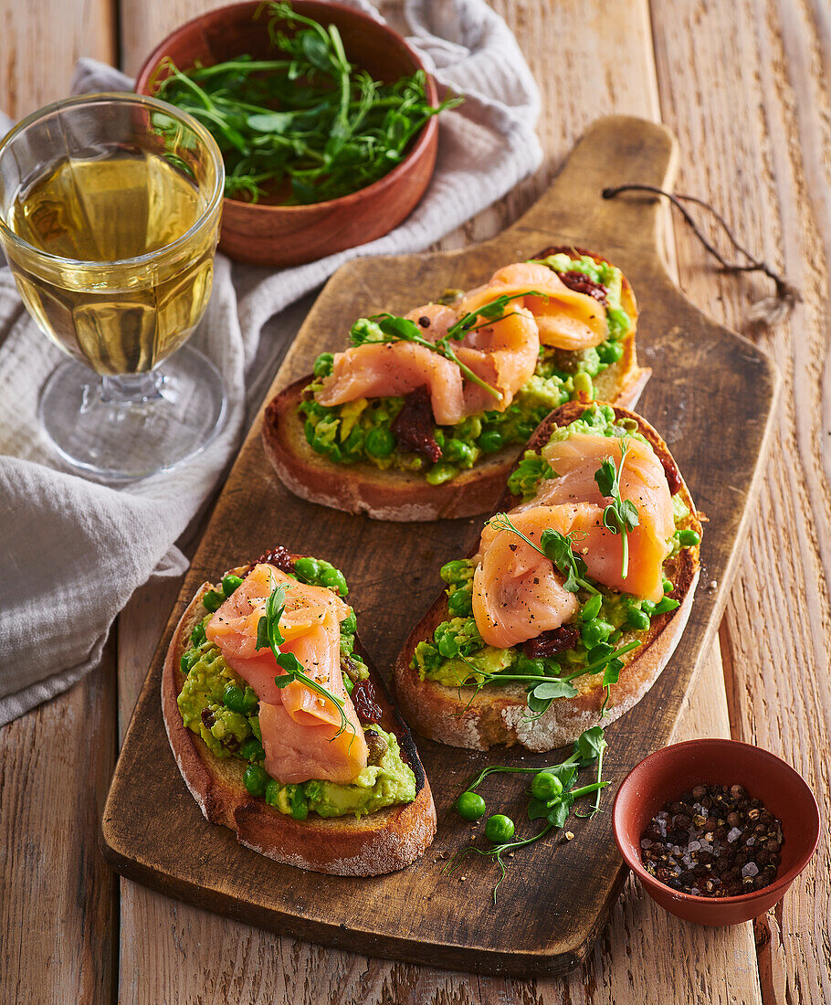 Avocado-Crostini mit Räucherlachs und Erbsensprossen