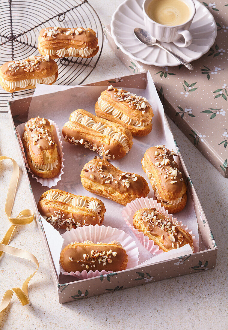 Éclairs mit Karamellcreme und Mandeln