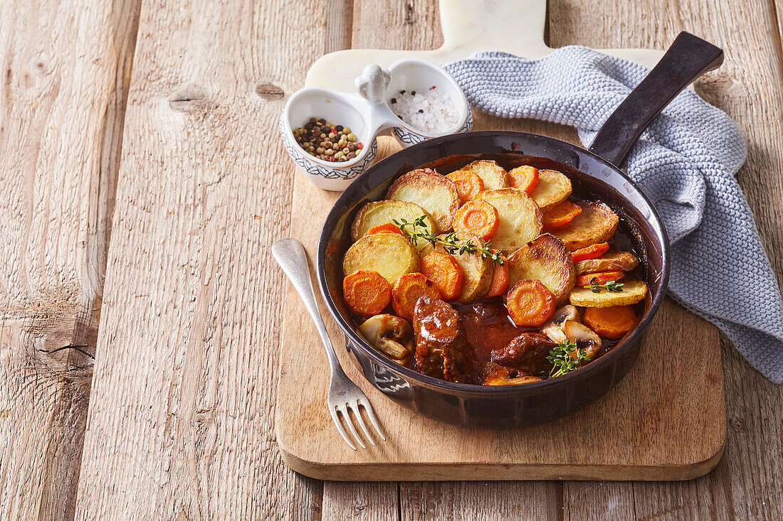 Schweineragout mit Kartoffeln und Gemüse