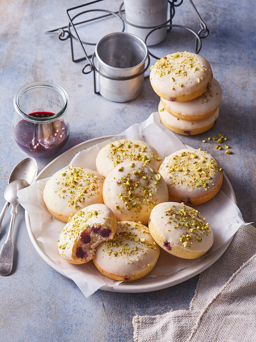 Donuts mit Blaubeerfüllung und Pistazien