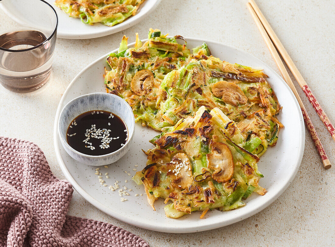 Yachaejeon (koreanische Gemüsepuffer) mit Dip-Sauce