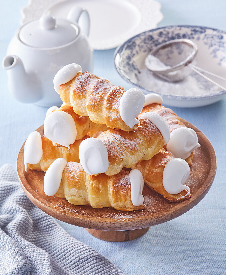 Schaumrollen mit Zitronencreme und Baiser