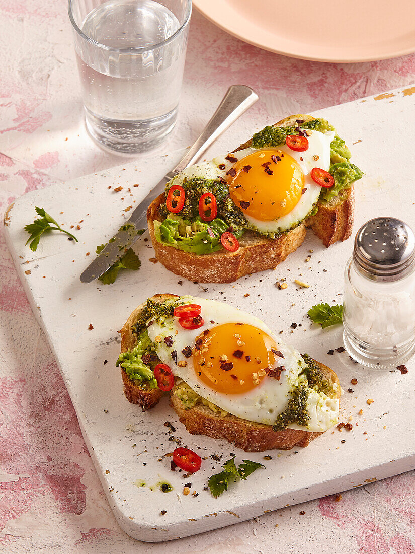 Avocado-Crostini mit Spiegelei und Chili