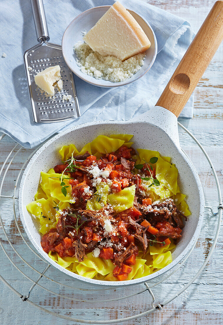 Pasta mit Rindfleisch und Tomaten