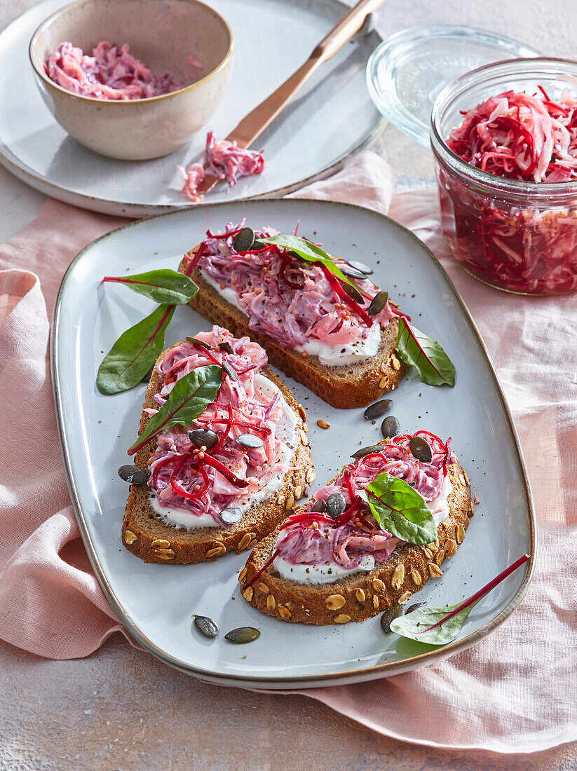 Rote-Bete-Aufstrich mit Kürbiskernen auf Roggenbrot