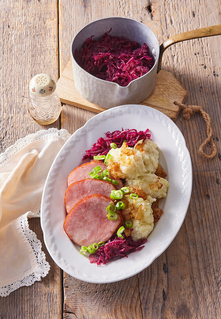 Kasseler vom Schwein mit Kartoffelklößen und Rotkohl