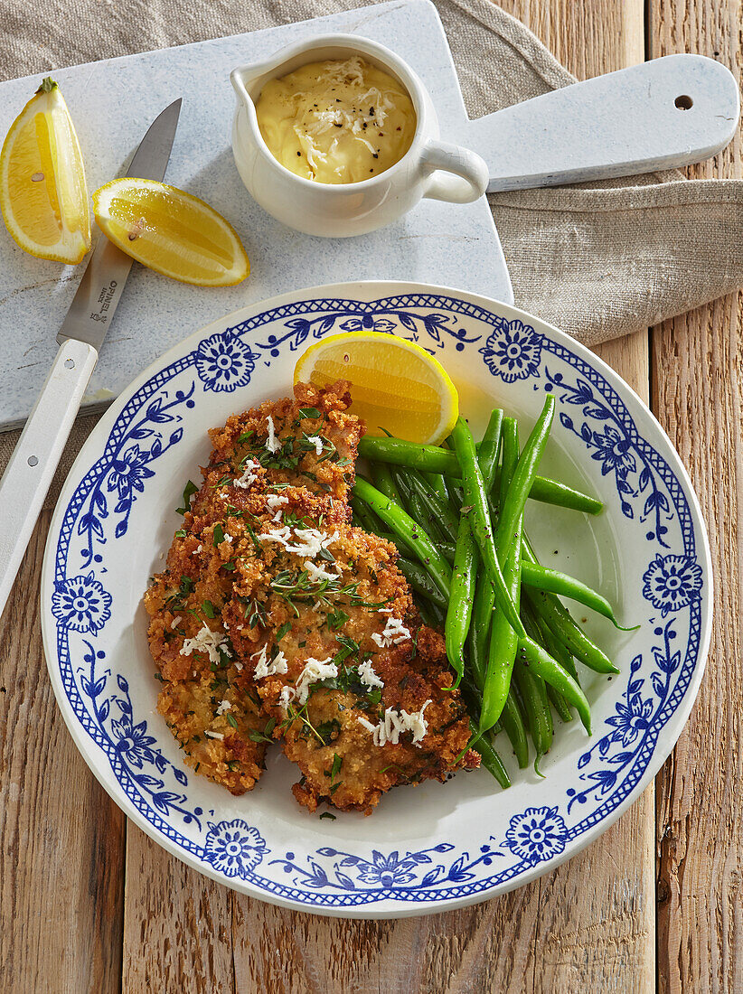 Schweineschnitzel mit Meerrettichkruste und grünen Bohnen