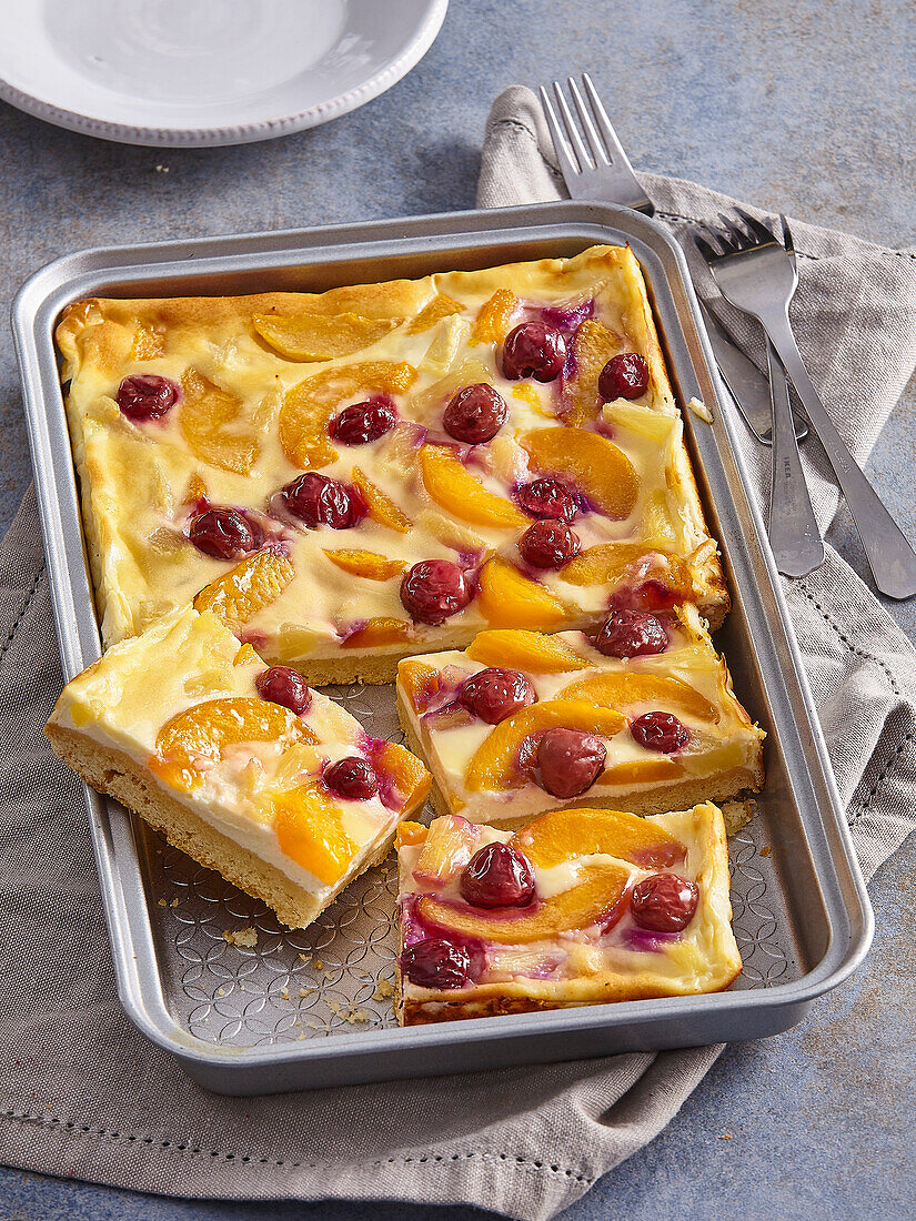 Blechkuchen mit Quark und Früchten