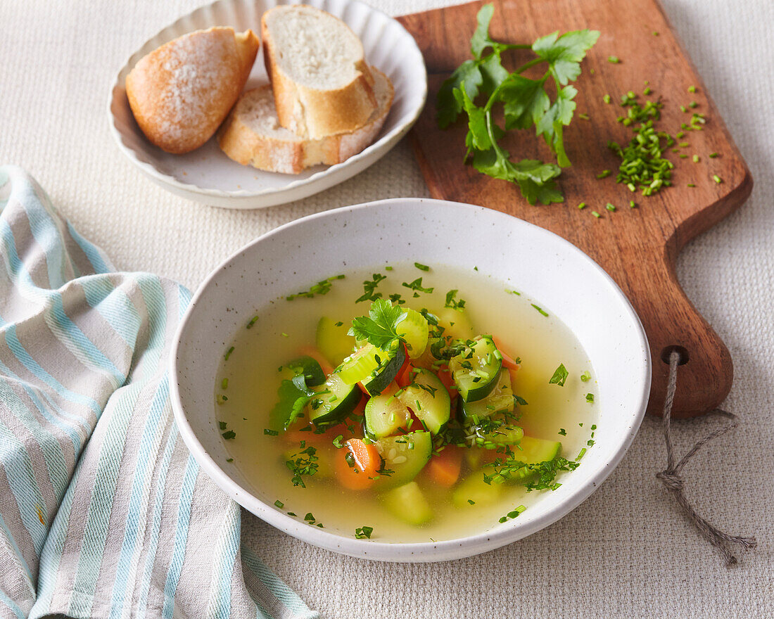 Gemüsesuppe mit Kräutern