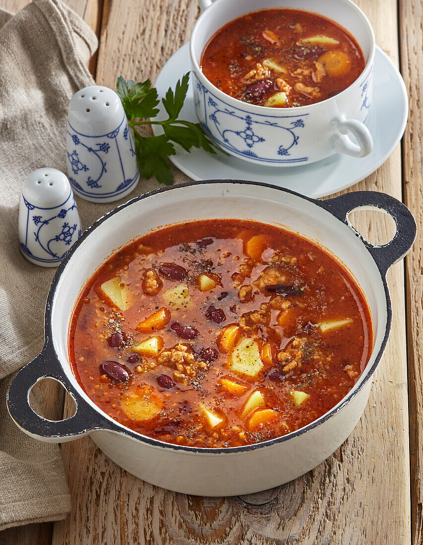 Gulaschsuppe mit Schweinefleisch, Kartoffeln und Bohnen