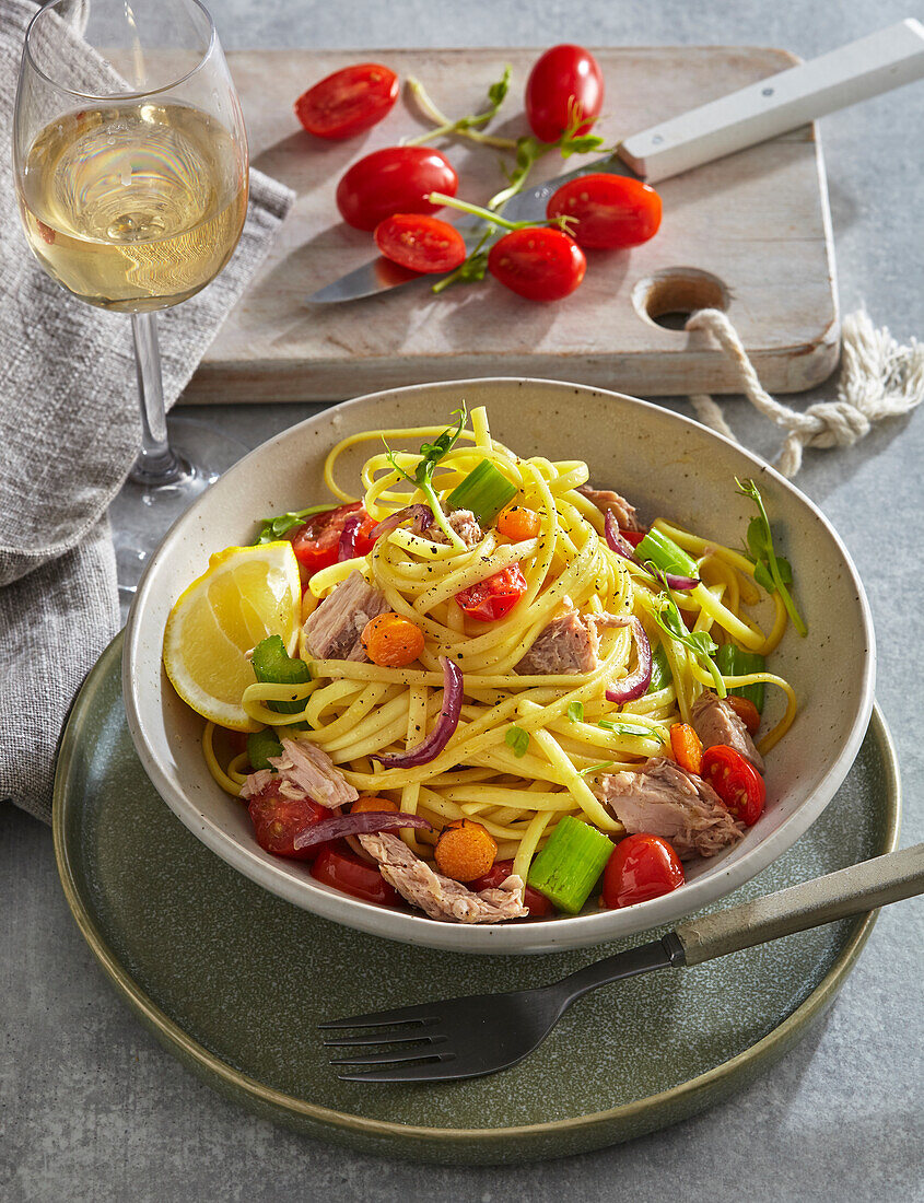 Linguine mit Thunfisch, Tomaten und Gemüse