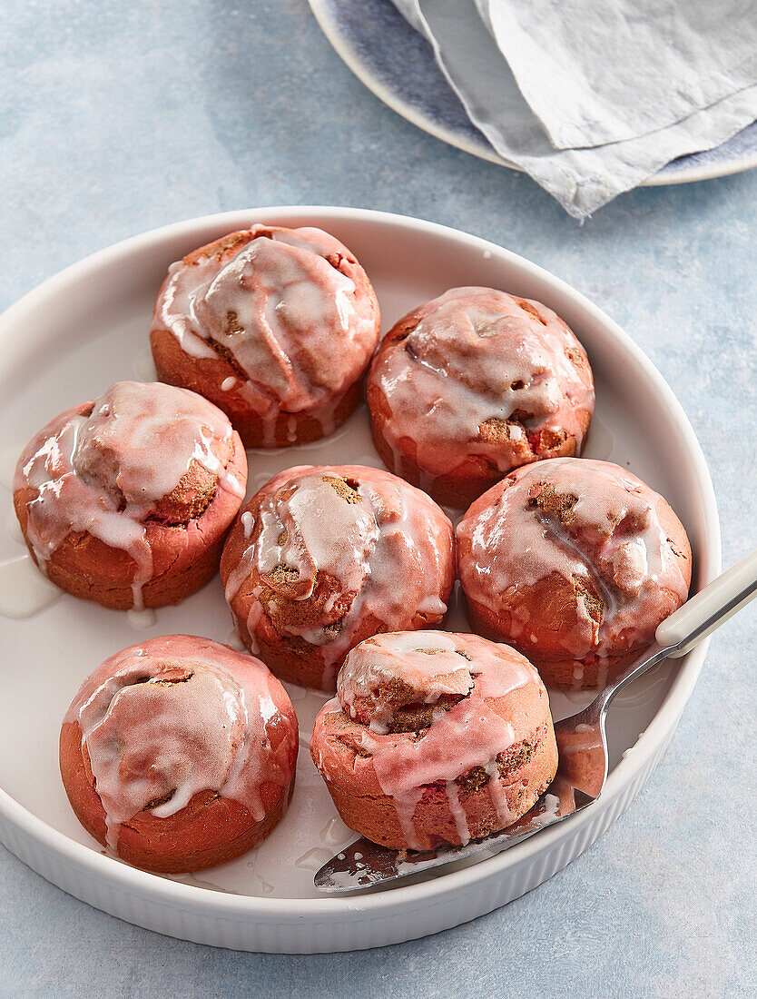 Red Velvet Zimtschnecken mit Zuckerguss