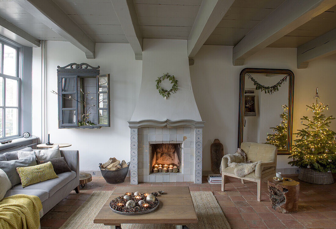 Cosy living room with fireplace, wooden beamed ceiling and Christmas decorations