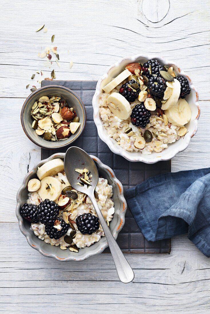 Hüttenkäse-Porridge mit Brombeeren und Banane