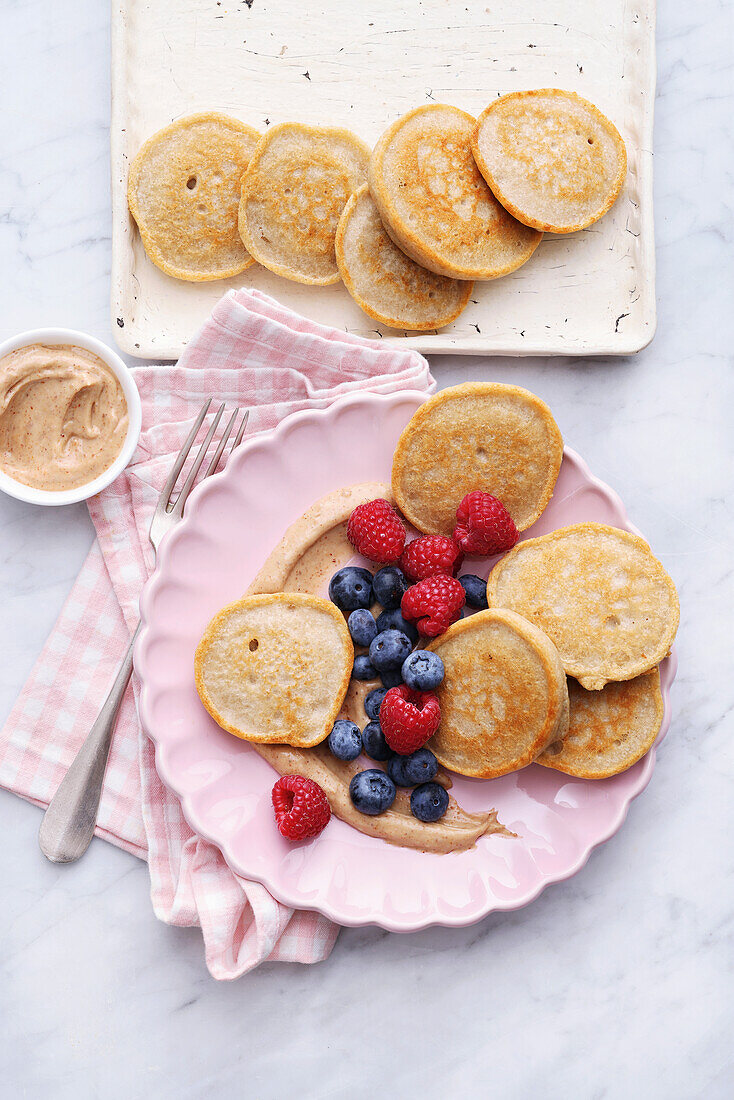 Buchweizen-Pancakes mit Beeren und Nussbutter