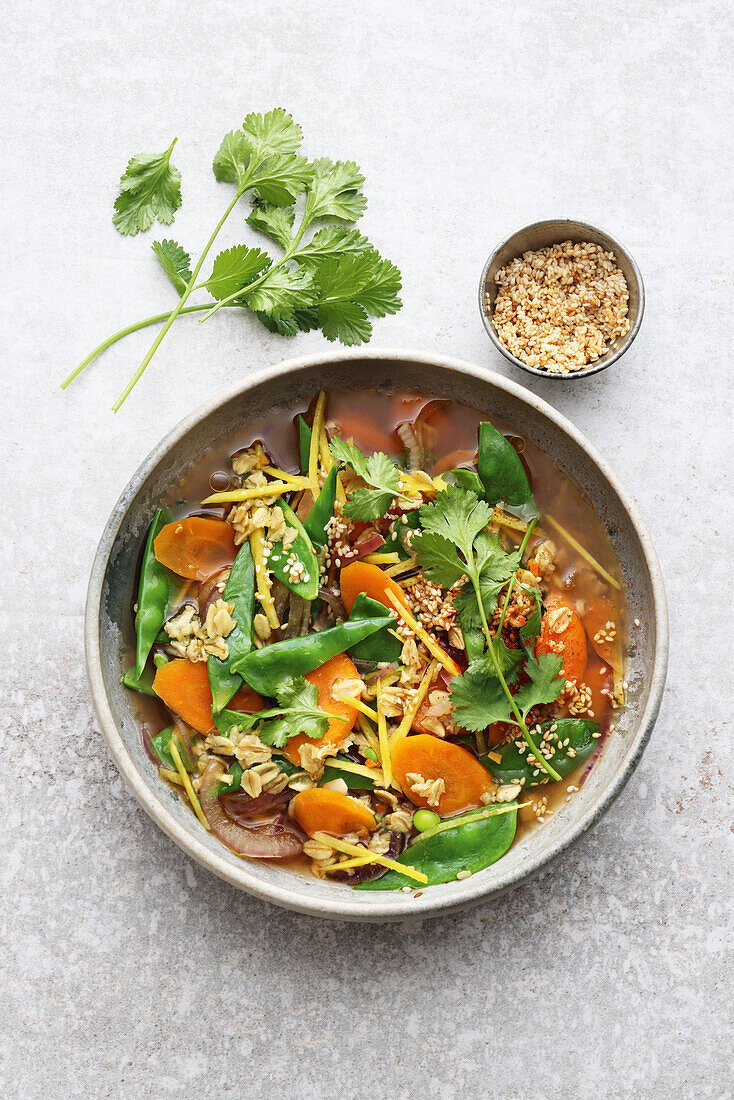 Asiatische Gemüsesuppe mit Koriander und Sesam