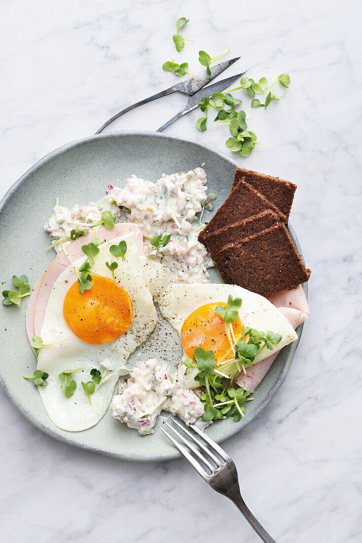 Fried eggs with radish yoghurt and wholemeal bread