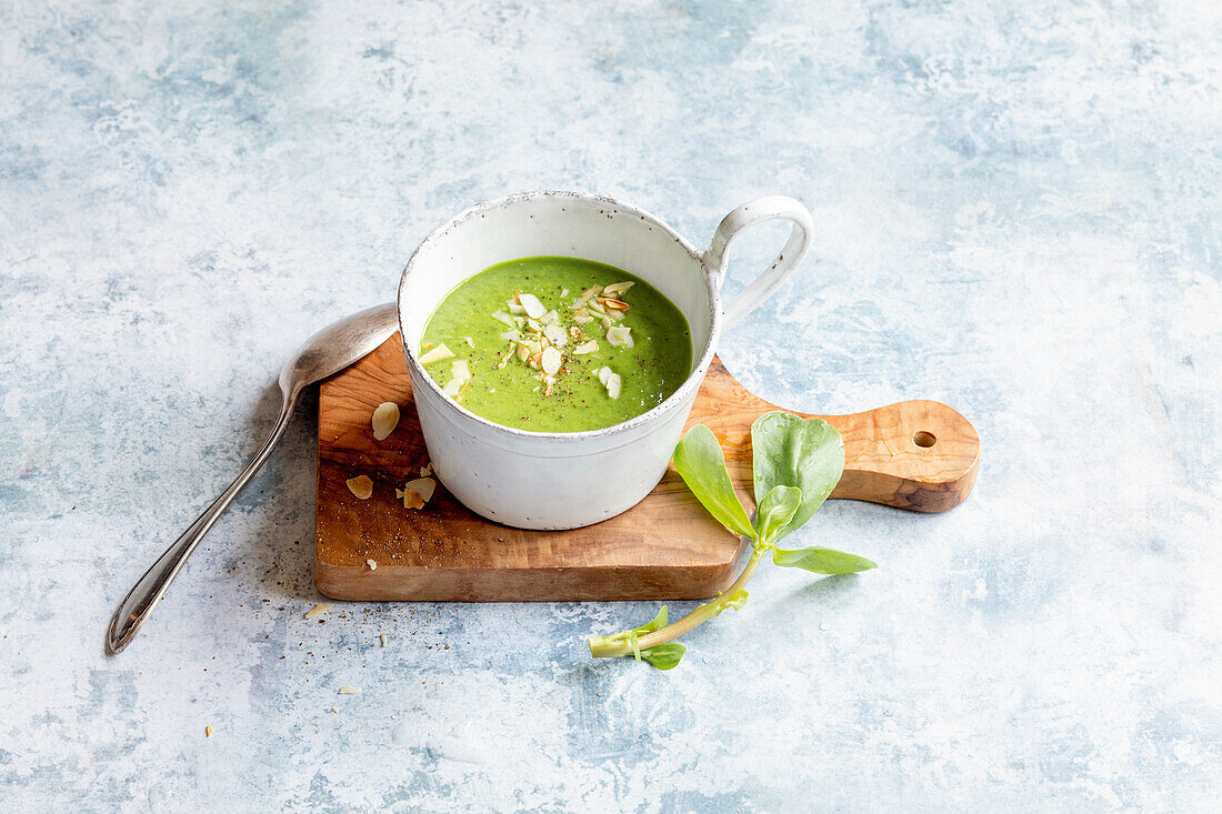 Blumenkohl-Spinatcremesuppe mit Mandeln