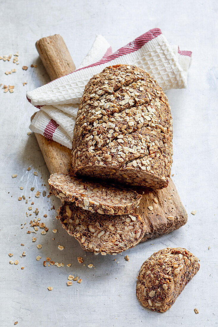Gluten-free oat bread with oat flakes