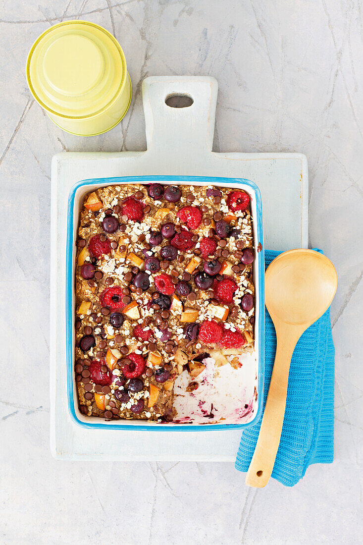 Baked oats with berries and nuts
