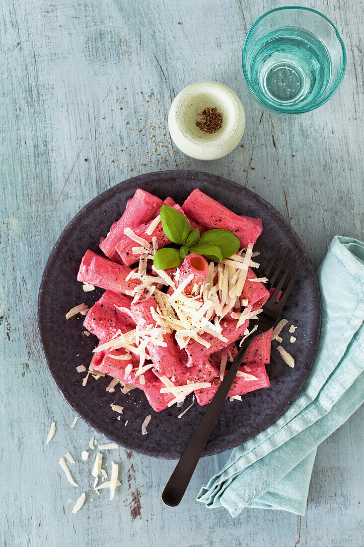 Pink Pasta mit geriebenem Käse