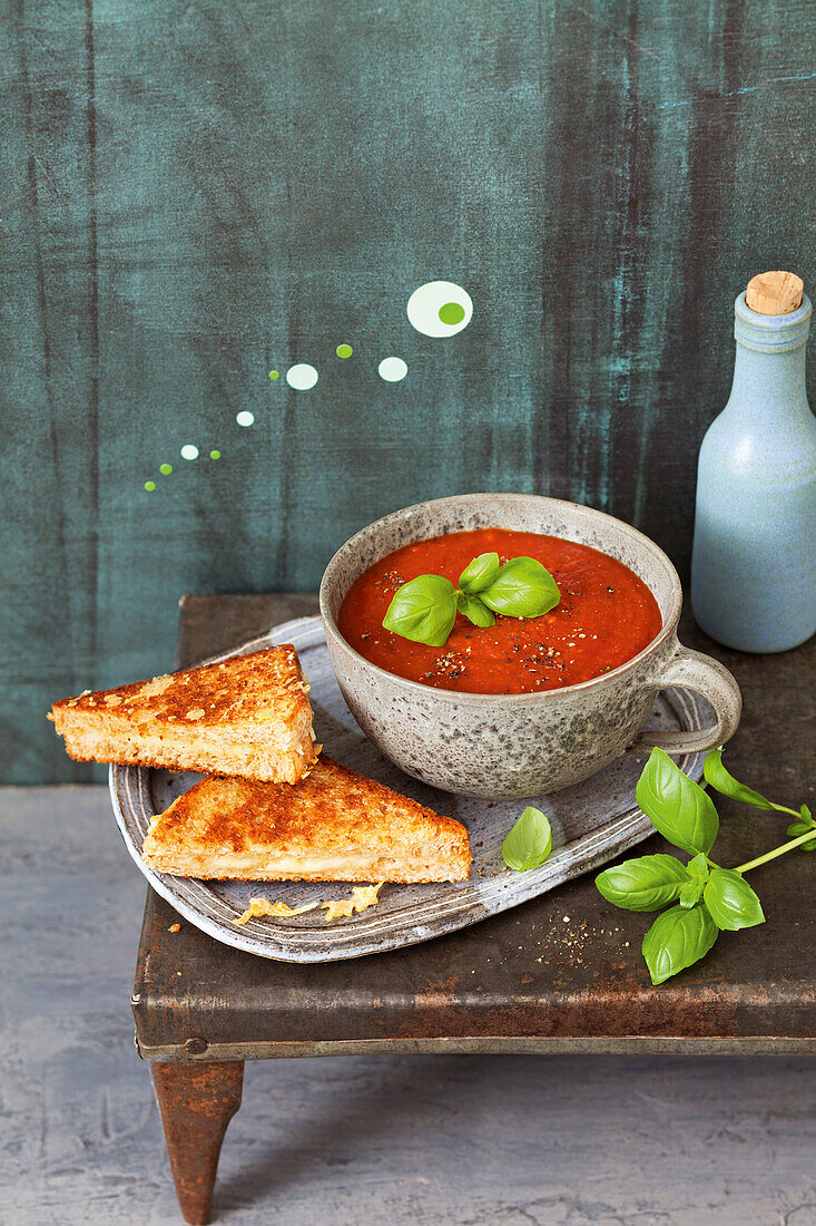 Tomatensuppe mit gegrilltem Käsesandwich