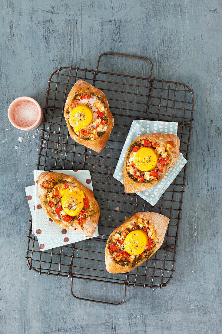 Gefüllte Brötchen mit Ei und Gemüse