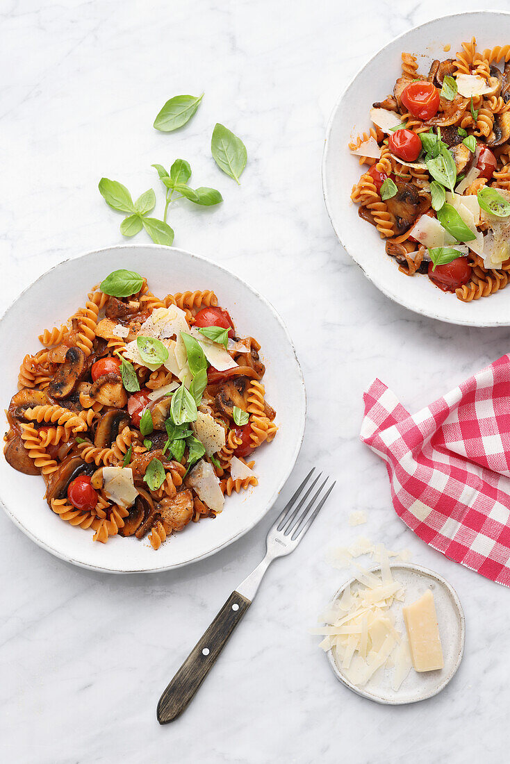 Rote Linsen Pasta mit Cocktailtomaten und Parmesan