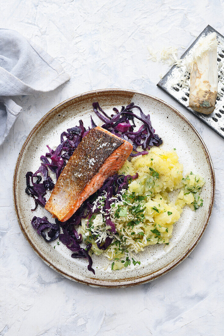 Lachsfilet mit Rotkohl und Kartoffelsalat