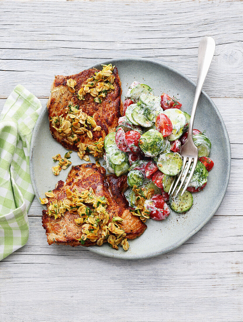 Kalbsschnitzel mit Gurken-Tomaten-Salat