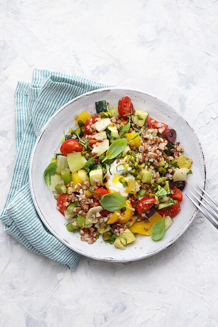 Buchweizensalat mit Gemüse und Kräutern