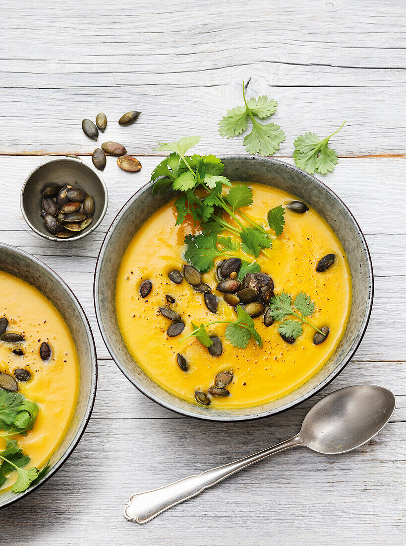 Kürbissuppe mit gerösteten Kürbiskernen und Koriander