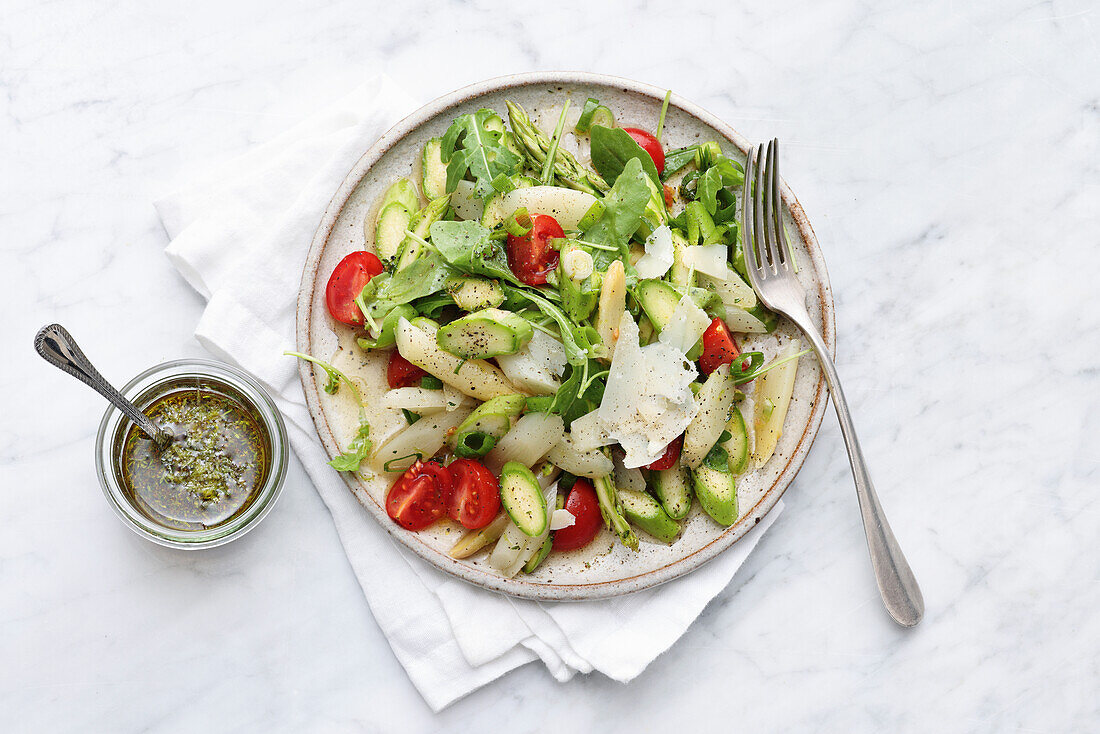 Raw asparagus salad with tomatoes