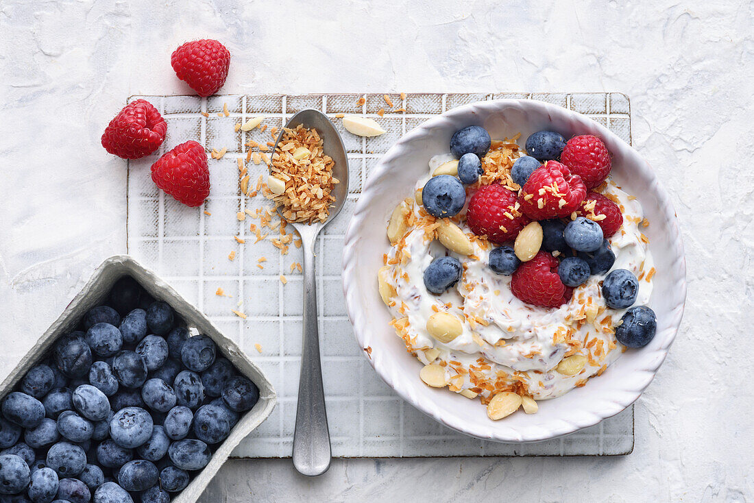 Linseed oil quark with berries and almonds