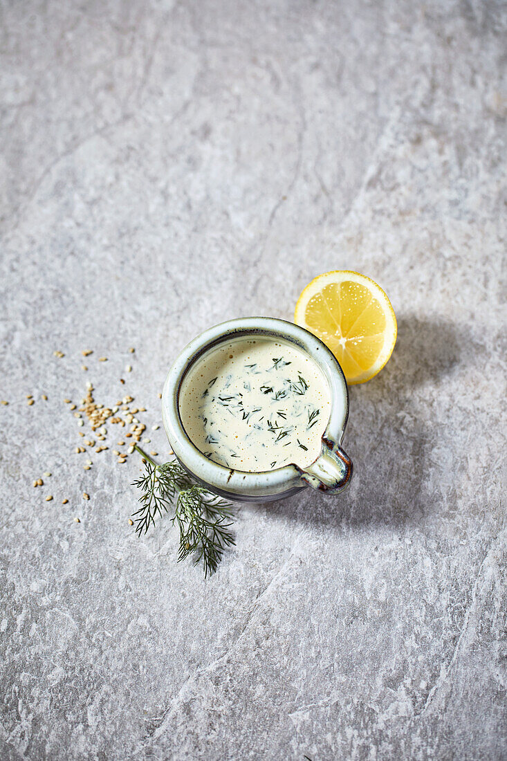 Tahini-Dressing mit Dill und Zitrone