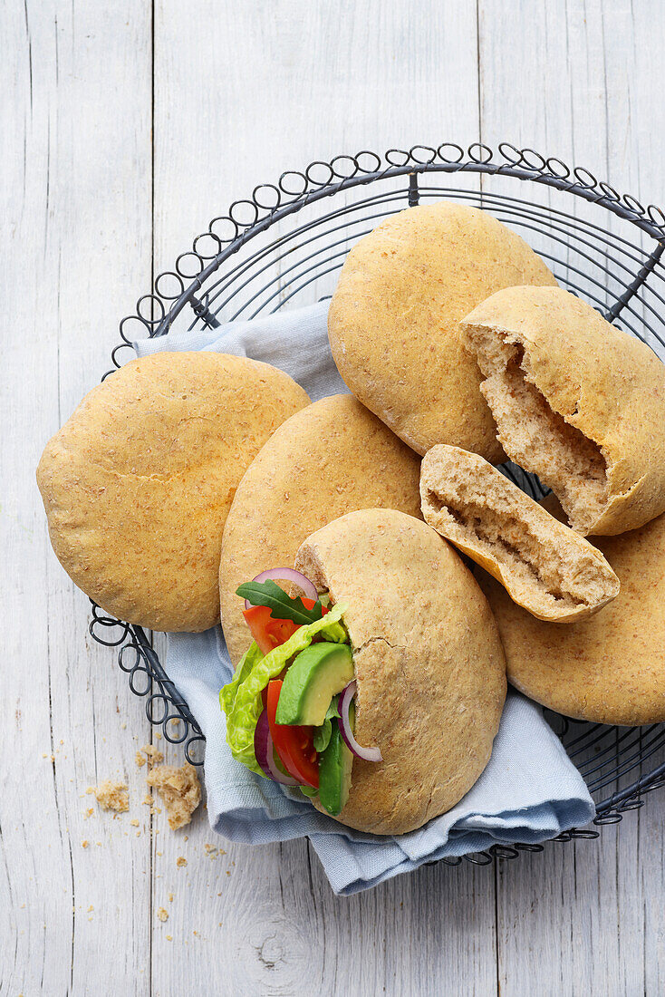 Small wholemeal pita bread with vegetables