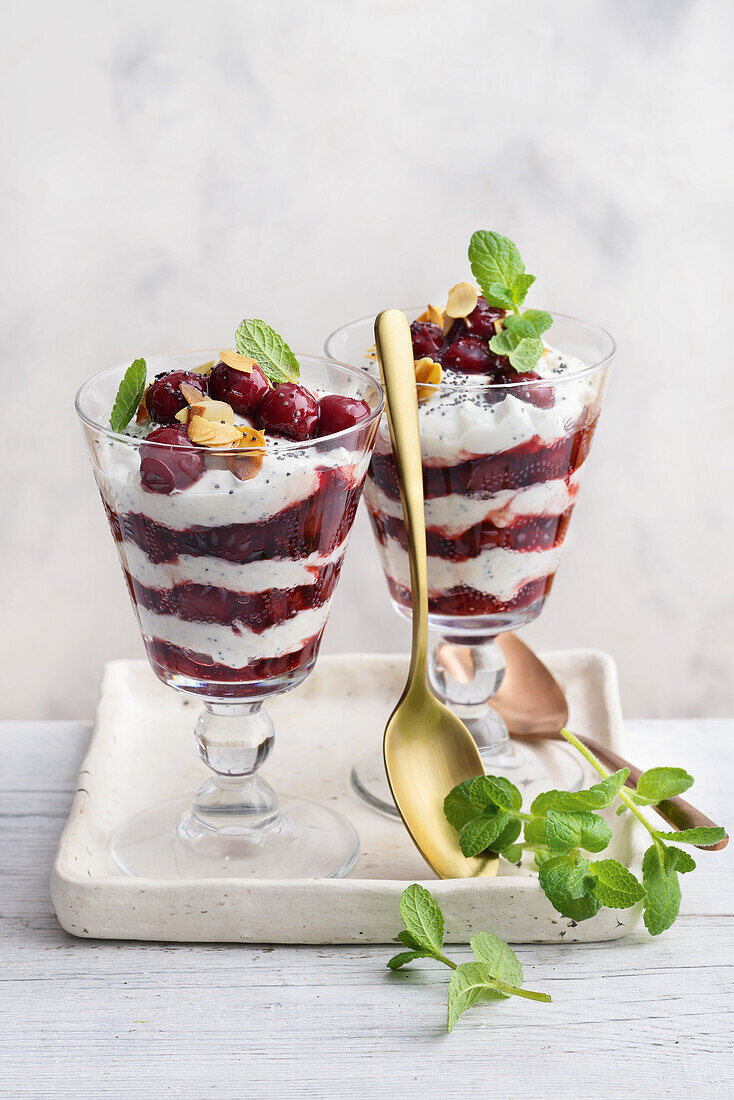 Schichtdessert mit Kirschen und Joghurt