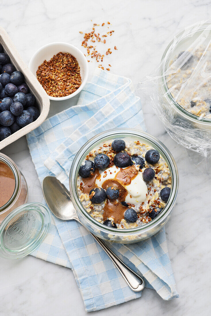 Overnight Oats mit Blaubeeren und Leinsamen