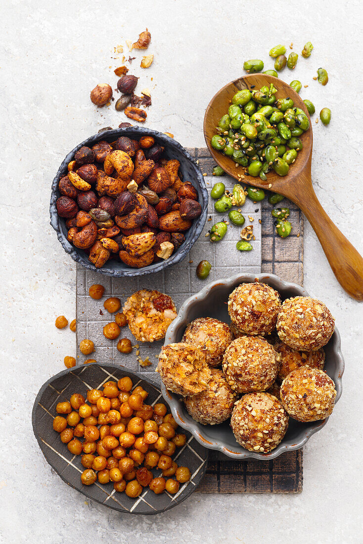 Powerbällchen, geröstete Nüsse, Kichererbsen und Edamame